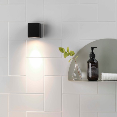 Applique Chios 80 de couleur noire dans une salle de bain Astro Lighting - Valente Design