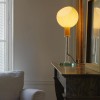 Lampe à poser Parola ambre Fontana Arte Valente Design sur table