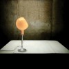 Lampe à poser Parola ambre Fontana Arte Valente Design mise en scène