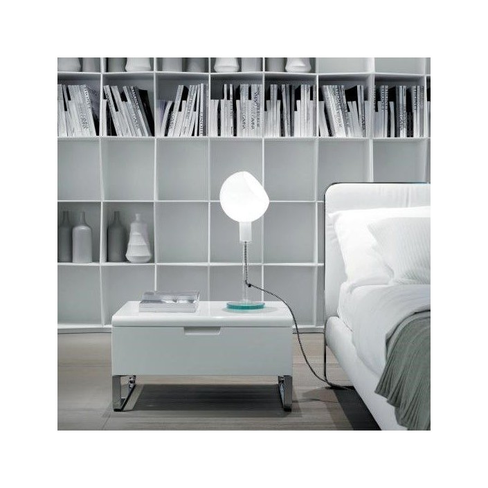 Lampe à poser Parola blanche Fontana Arte Valente Design mise en scène