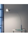 Lampe de table Falena aluminium anodisé FontanaArte Valente Design sur table