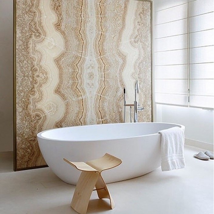 Baignoire Spoon XL de la marque Agape dans une salle de bain - Valente Design