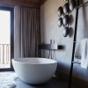 Espace bain avec la baignoire Spoon XLl  de la marque Agape - Valente Design