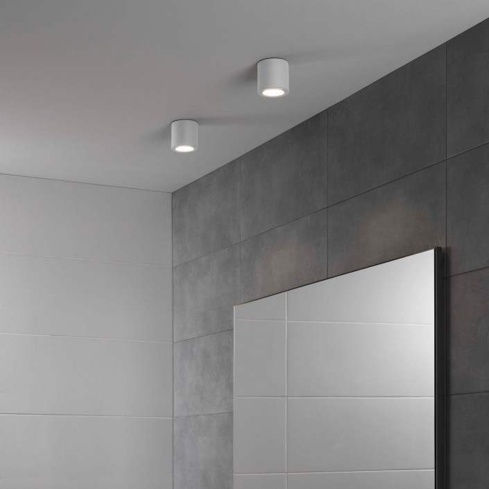 Plafonnier Kos Round 80 dans une salle de bain Astro lighting - Valente Design