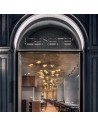 Suspension Gold Moon Chandelier or Catellani and Smith Valente Design allumée mise en scène