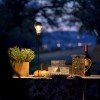Lampe à poser Trenta Catellani and Smith Valente Design allumée sur une table