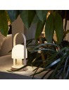 Lampe portable sans fil Followme rose Marset - Valente Design sur table