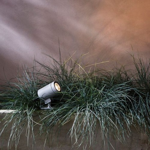 Bayville Spike Spot gris Astro Lighting Valente Design mise en scène contre un mur
