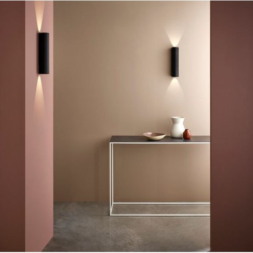 Applique Yuma 300 LED noire Astro Lighting Valente Design mise en scène
