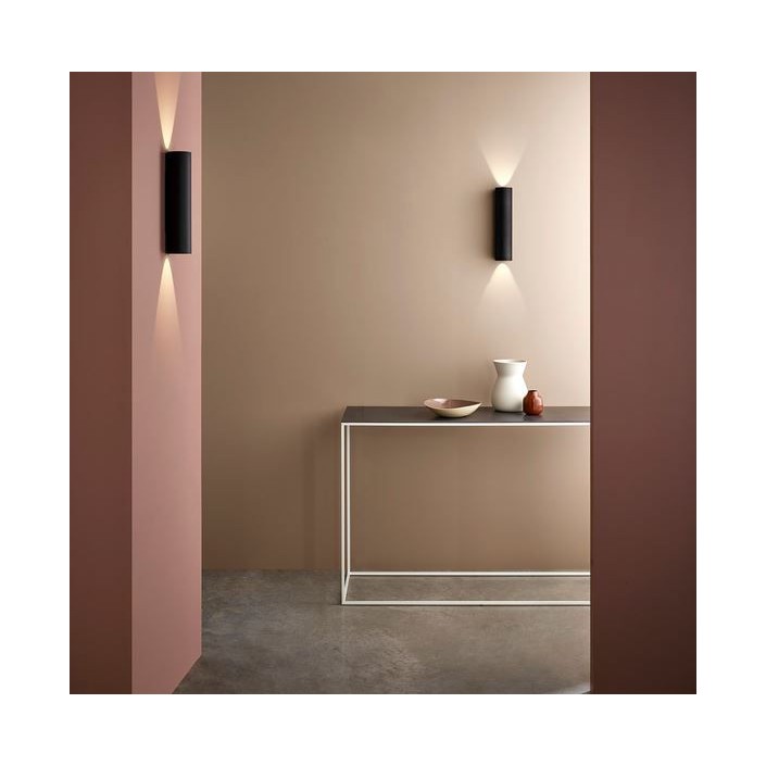 Applique Yuma 300 LED noire Astro Lighting Valente Design mise en scène