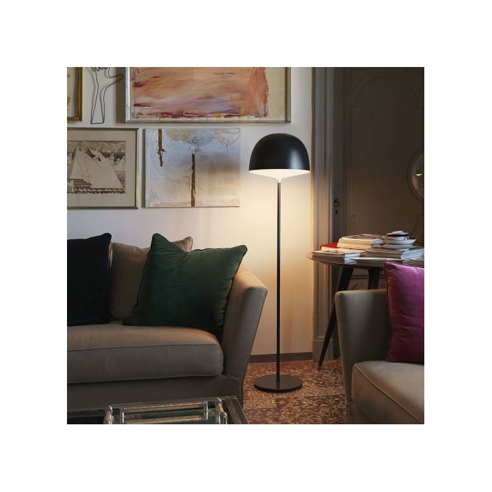 Lampadaire Cheshire noir fontana Arte Valente Design GamFratesi Studio dans salon