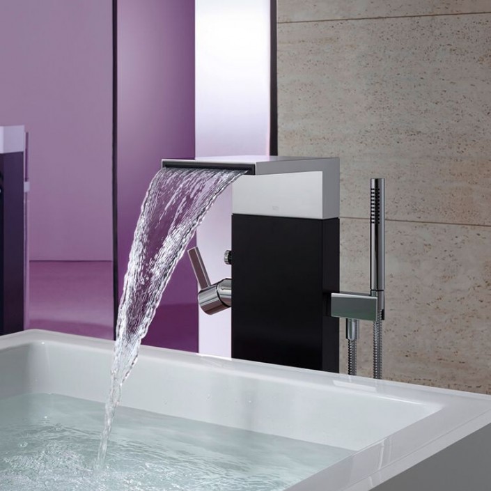 Robinetterie de couleur argenté de la collection MEM pour la marque Dornbracht chez Valente Design
