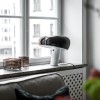 Lampe à poser Snoopy noire de flos Valente Design Castiglioni éteinte à poser sur fenêtre