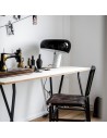 Lampe de table Snoopy noire de flos  éteinte sur votre bureau.