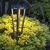 Torche solaire TINKA 52 cm gris Les Jardins Valente Design allumée dans jardin