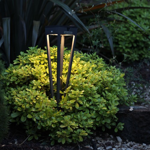 Torche solaire TINKA 52 cm gris Les Jardins Valente Design mise en scène jardin