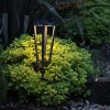 Torche solaire TINKA 52 cm gris Les Jardins Valente Design mise en scène jardin