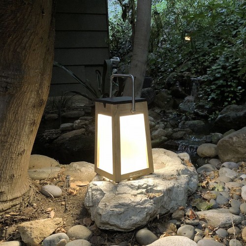 Lanterne solaire TECKA H25 cm Duratek verre dépoli Les Jardins Valente Design allumée dans jardin