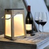 Lanterne solaire TECKA H25 cm Duratek verre dépoli Les Jardins Valente Design allumée sur une table