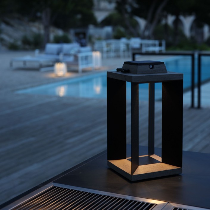 Lanterne solaire TECKINOX aluminium noir/Duratek Les Jardins Valente Design 45,5 cm mise en scène