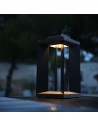 Lanterne solaire TECKINOX BLADE aluminium noir/Duratek Les Jardins Valente Design mise en scène allumée