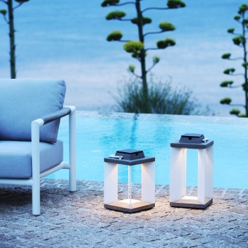Lanterne solaire TECKINOX aluminium blanc/Duratek Les Jardins Valente Design à la tombée de la nuit