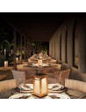 Lanterne solaire TECKA H25 cm Teck verre dépoli Les Jardins Valente Design dans restaurant