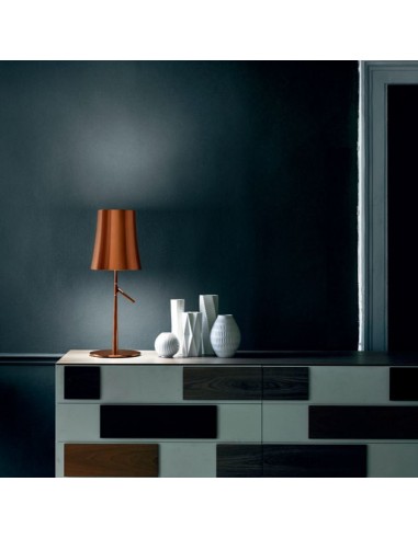Lampe à poser Birdie Piccola cuivre sur commode pour la marque Foscarini chez Valente Design