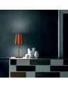 Lampe à poser Birdie Piccola cuivre sur commode pour la marque Foscarini chez Valente Design