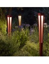 Torche solaire TINKA 120 cm rouge Les Jardins Valente Design dans jardin