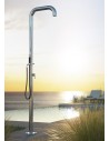 Douche d’extérieur BOSS Shower B76.ME pomme de douche + mitigeur + douchette FonteAlta Valente Design dans jardin