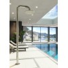Douche de piscine BOSS WIDE Shower BW76.M pomme de douche + mitigeur FonteAlta Valente Design mise en scène