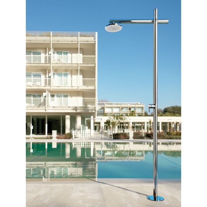 Douche pour piscine Onda Shower D50.M pomme de douche 200 mm S06 + mitigeur Fontealta Valente Design mise en scène