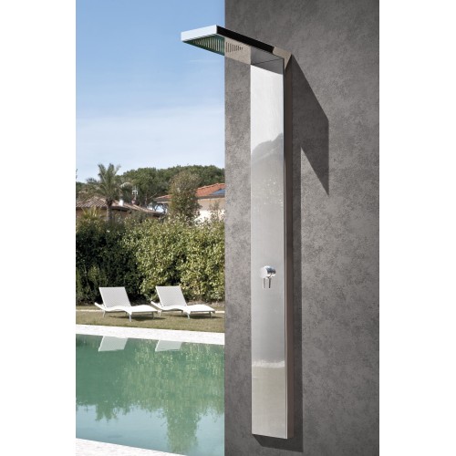 Colonne de douche murale In&Out Shower P22.M pomme de douche intégrée + mitigeur Fontealta Valente Design bord de piscine