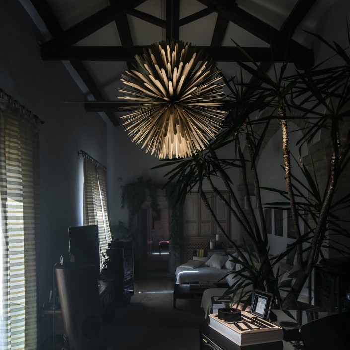 Suspension Sun Light of Love or mat Foscarini Valente Design dans salon