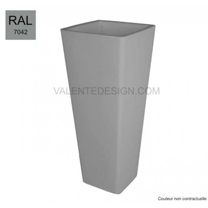 Valente Design nous propose les pots de fleur couleur béton de la collection All So Quiet de la marque Qui Est Paul? 