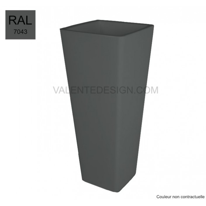 Valente Design nous propose les pots de fleur couleur carbone de la collection All So Quiet de la marque Qui Est Paul? 