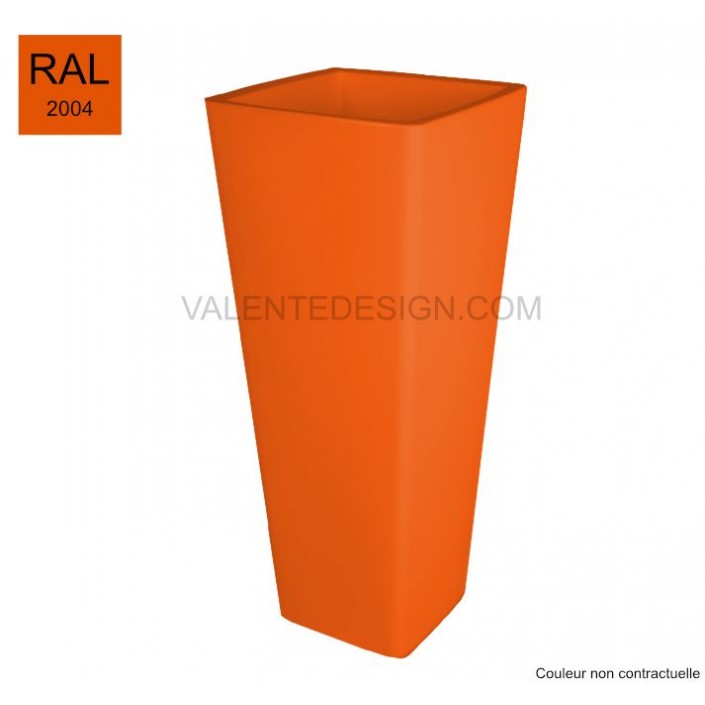 Valente Design nous propose les pots de fleur couleur orange de la collection All So Quiet de la marque Qui Est Paul? 