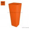 Valente Design nous propose les pots de fleur couleur orange de la collection All So Quiet de la marque Qui Est Paul? 