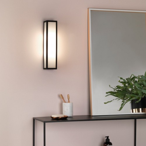 Applique Salerno 35cm Astro Lighting Valente Design dans salle de bain
