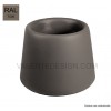 Retrouvez dans la collection Sardana de la marque Qui Est Paul, le pot de fleurs couleur taupe en vente chez Valente Design