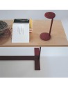 Lampe Oblique rouille Flos Valente Design mise en scène bureau