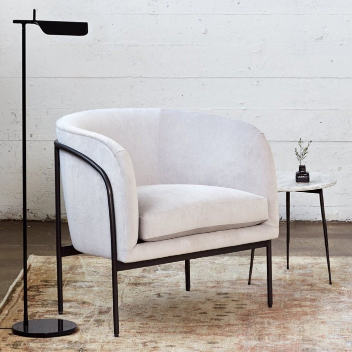 Lampadaire Tab F LED noir de flos Valente Design fauteuil