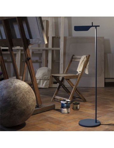 Lampadaire Tab F LED bleu mat de flos Valente Design mise en scène