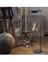Lampadaire Tab F LED bleu mat de flos Valente Design mise en scène