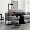 Lampadaire Tab F LED noir de flos Valente Design près du canapé
