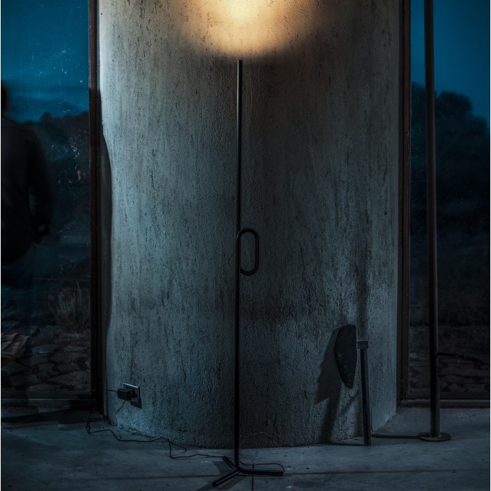 Lampadaire Tobia noir Foscarini Valente Design mis en scène