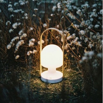 Lampe portable sans fil Followme chêne naturel Marset - Valente Design éclairée sur l'herbe