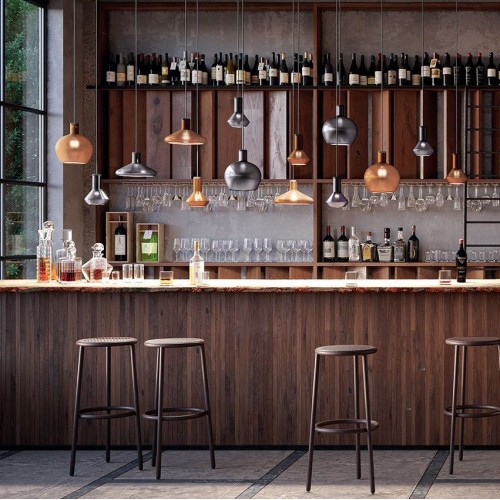 Suspension Flask Diesel Living Lodes Valente Design au dessus d'un bar