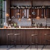 Suspension Flask Diesel Living Lodes Valente Design au dessus d'un bar